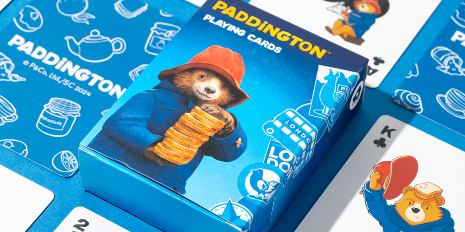 Diamo un caloroso benvenuto all’Orso Paddington, la nuova collezione di Puckator con licenza ufficiale: un omaggio ai fan di tutte le età!